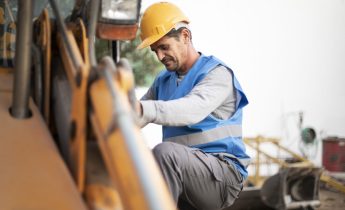 homem-usando-uma-escavadeira-para-cavar-na-luz-dia